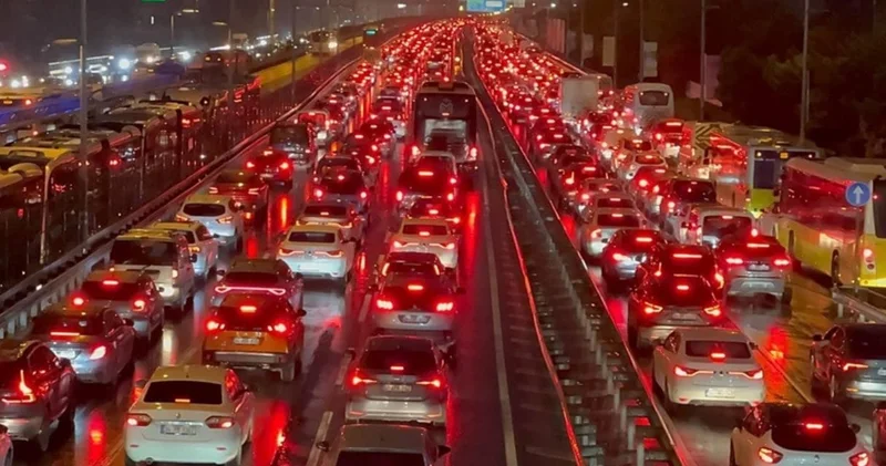 İstanbul da trafik kilitlendi! Bu yolları kulanacaklar dikkat