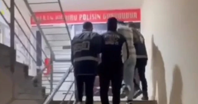 Otomobilin camını kırıp teyp ve ses sistemi çalan 2 şüpheli yakalandı İzmir Haberleri