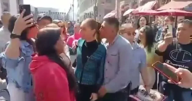 Devlet başkanına sokak ortasında taciz! Güvenlik zafiyeti tüm dünyada olay oldu