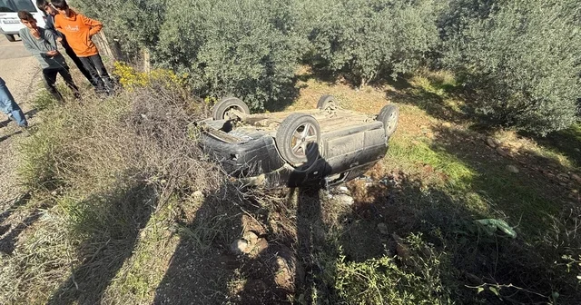 Osmaniye de yol kenarına devrilen otomobildeki anne ile çocuğu yaralandı Osmaniye Haberleri