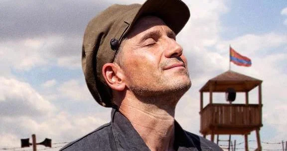 Ամերիկացի ՝ հազուադէպ շարժանկարի փորձառութիւն մը Agos