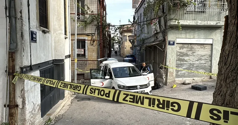 İzmir de yol verme kavgası: Bir kişi yaralandı