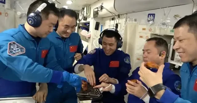 Uzay tarihinde bir ilk: Çinli taykonotlar uzay istasyonuna kurulan fırınla ızgara et ve tavuk pişirdi VİDEO İZLE