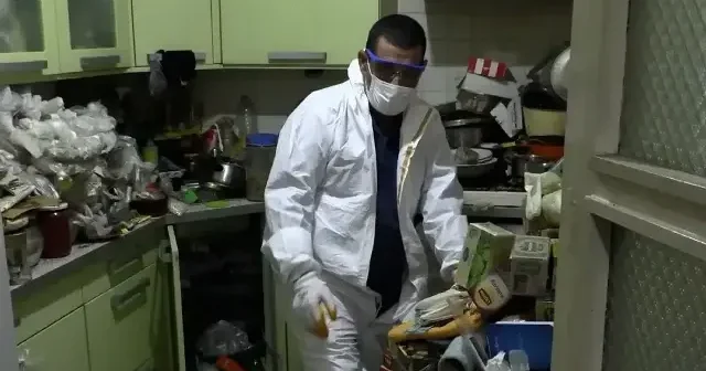 İzmir’de kötü koku ihbarı ekipleri harekete geçirdi: Evden dört kamyon çöp çıktı VİDEO İZLE