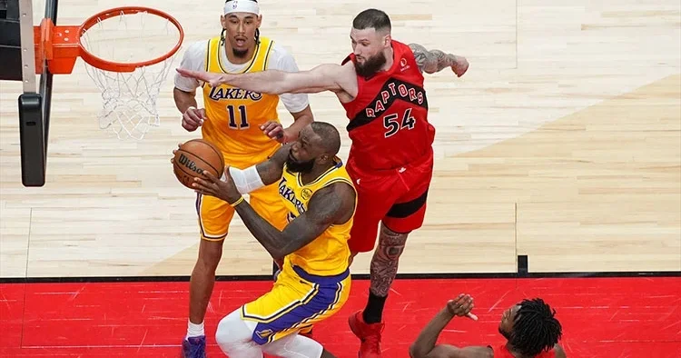 Lakers son saniye üçlüğüyle kazandı! LeBron James’in 1297 maçlık serisi sona erdi