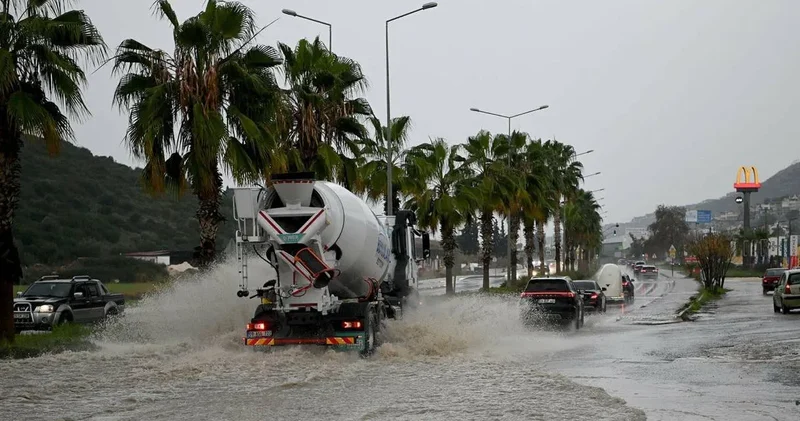 Meteoroloji uyarmıştı: Kuşadası nı kuvvetli yağış vurdu