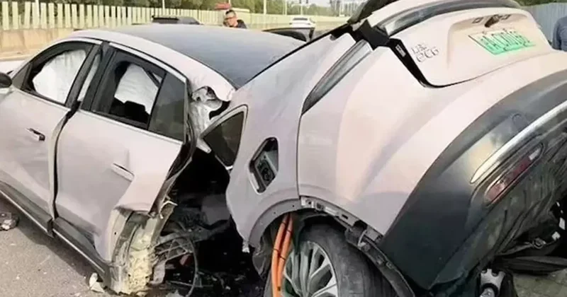 Dev firmanın elektrikli aracı kazada ikiye bölündü