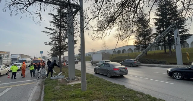 Damperi açık tır PTS direğini devirdi, facia kıl payı atlatıldı Eskişehir Haberleri