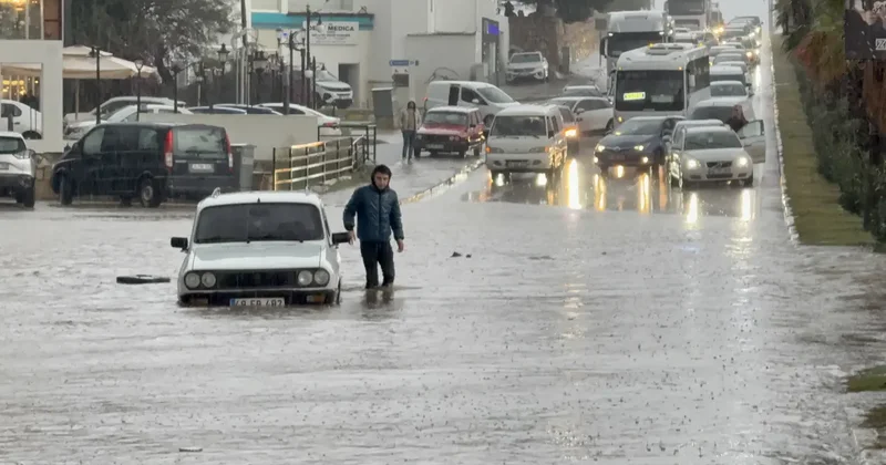 Meteoroloji uyarmıştı! Bodrum’u sel vurdu: İlçe bir anda sular altında