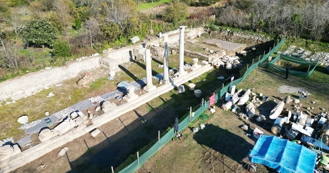 Amastris Antik Kenti nde Roma dönemine ait sütunlar yerlerine yerleştiriliyor Bartın Haberleri