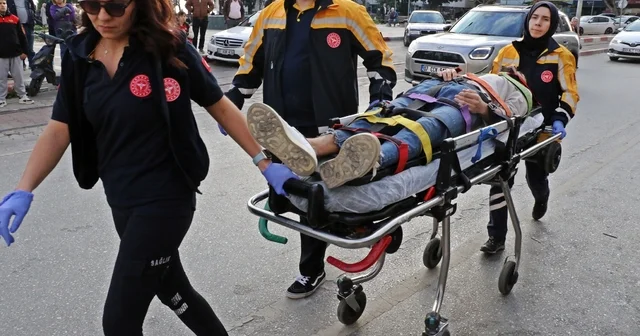 Taksi ile çarpışan motosikletli gençler metrelerce sürüklendi Kaza anı güvenlik kamerasına anbean yansıdı Antalya Haberleri