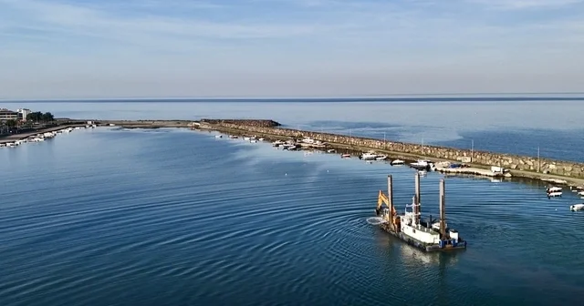 Kurupelit Marina da deniz temizliği Yosun kaplı marina, deniz tarama gemisi ile temizlendi Samsun Haberleri