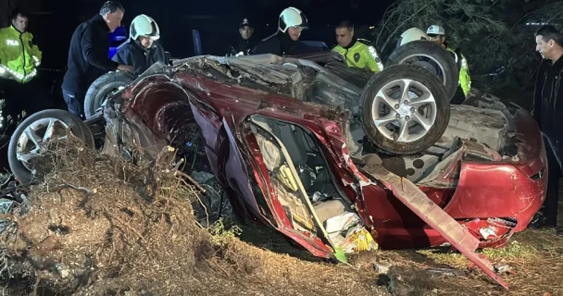 Karabük’te araç ağaca çarptı refüje devrildi: Sürücü kurtarılamadı