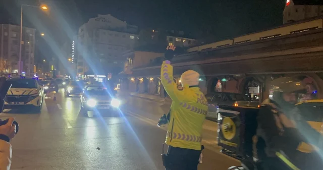 Eskişehir de asayiş ve trafik uygulaması 453 Şahıs ve 138 araç sorgulanırken sürücülere toplamda 125 bin 461 TL para cezası kesildi Yakalanan muayenesiz motosikletin sürücüsü: Birden fazla motorum olduğu için gözden kaçırmışım Eskişehir Haberleri