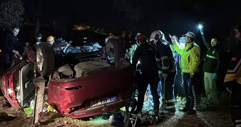 Karabük te otomobil, refüjdeki ağaca çarpıp ters döndü: 1 ölü