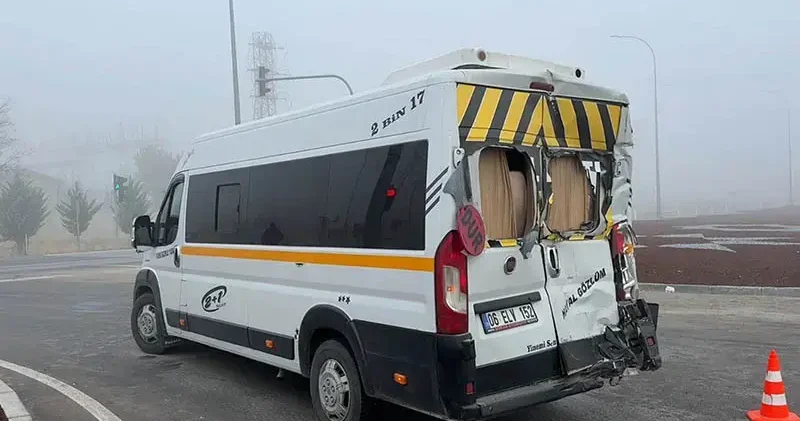 TIR, öğrenci servis minibüsüne çarptı; 20 yaralı