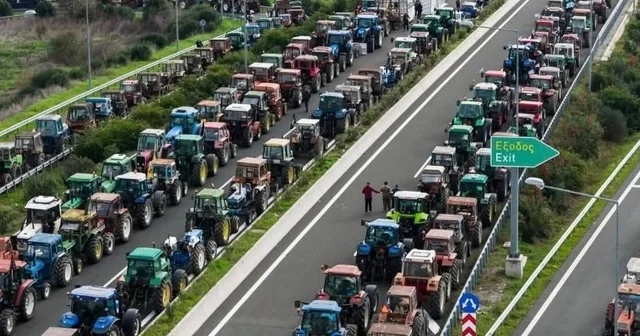 Yunanistan da çiftçiler yol kapattı, polisle gerilim arttı Edirne Haberleri