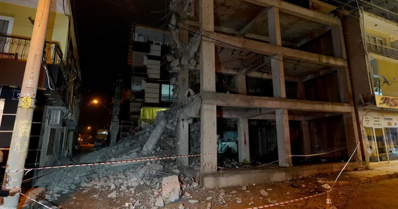 İzmir de yıkımı yapılan inşaatın beton blokları eve zarar verdi