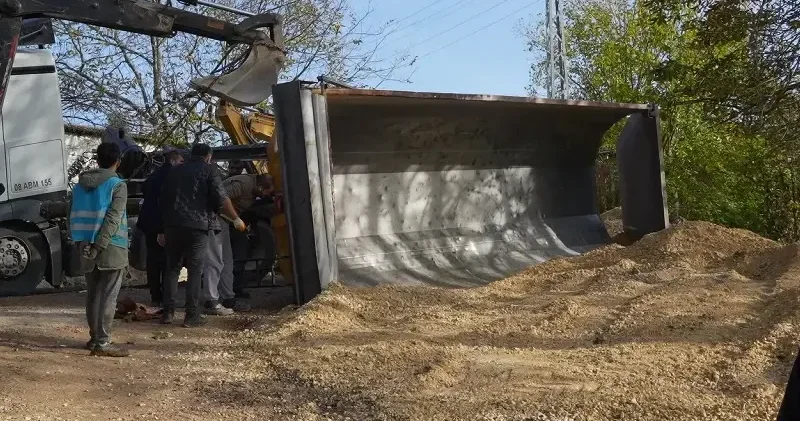 Mıcır yüklü kamyonun damperi devrildi, sürücü bayıldı Hayat Haberleri