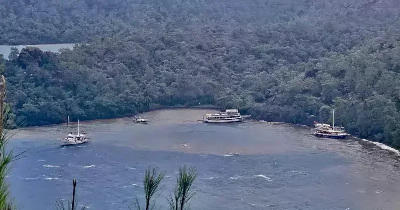 Marmaris te fırtınada 3 gezi teknesi karaya oturdu