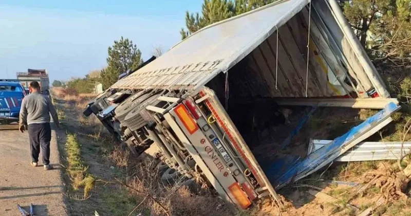 Kırıkkale’de tır devrildi: 5 büyükbaş hayvan telef oldu