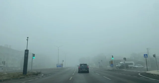 Çorum da yoğun sis ulaşımı olumsuz etkiledi: Görüş mesafesi 30 metreye kadar düştü Çorum Haberleri