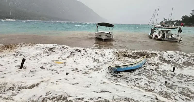 Muğla da fırtına iskeleleri yıktı