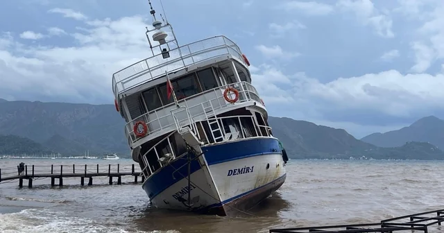 Marmaris te iskeleye çarpan tekne karaya oturdu Muğla Haberleri