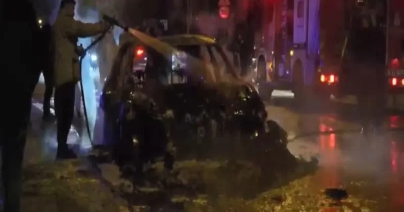 Seyir halindeki araç alev aldı defalarca patladı