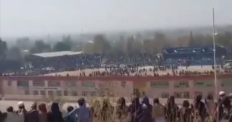 13 yaşındaki çocuk 3 kişiyi stadyumun ortasında infaz etti: 80 bin kişi canlı izledi Sözcü Gazetesi