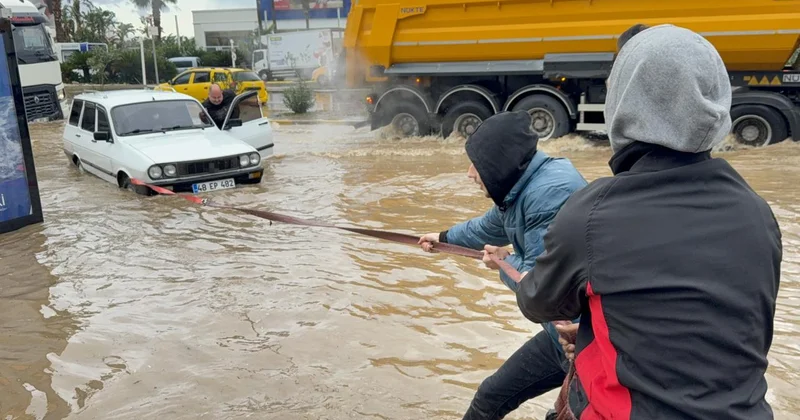 Bodrum da sağanak: Rögarlar taştı, caddeler göle döndü