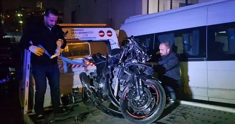 Ataşehir de motosiklet ile yolcu servisi çarpıştı: 2 si ağır 3 yaralı