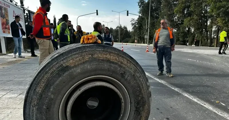 60 ton yük taşıyan TIR ın tekeri koptu Mersin Haberleri