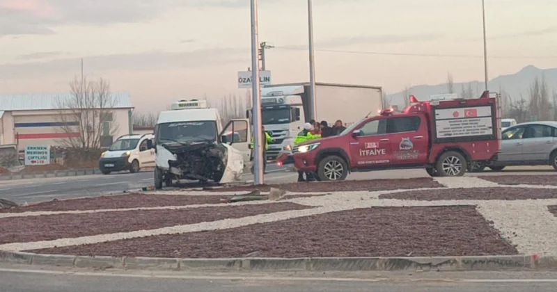 Afyonkarahisar da öğrenci servisi ile kamyonet çarpıştı: 14 yaralı