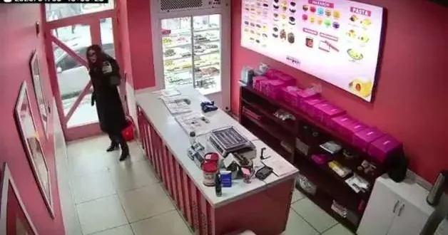 Esenyurt’ta ilginç olay: Video çekerken dükkândaki pastalara yöneldi