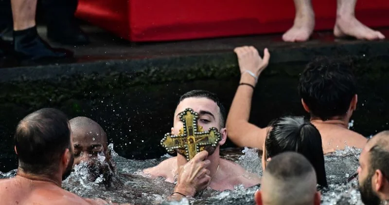 Haliç’te geleneksel denizden haç çıkarma töreni gerçekleştirildi Son dakika haberleri