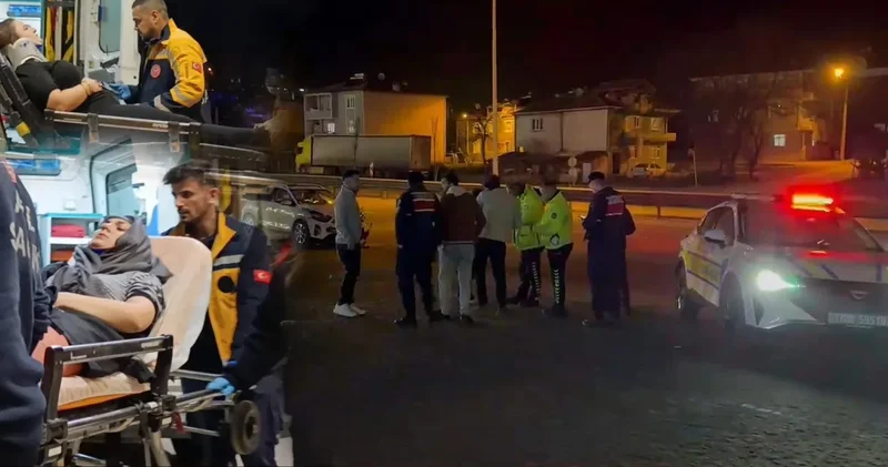 Öndeki otomobil kontrolden çıktı arkadaki çarptı: 3 kişi yaralandı