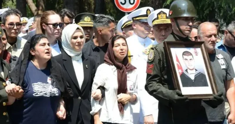 Hatay da sıvı kaybı nedeniyle şehit olan Halit Kahraman ın annesi: Oğlum Anne çok susuzum, dolabı su ile doldur gelince kana kana içeceğim dedi; son konuşmamız bu oldu