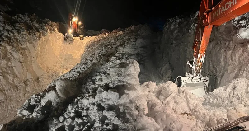 Şırnak’ta çığ sonrası zorlu mücadele! Karın boyu iş makinelerini geçti