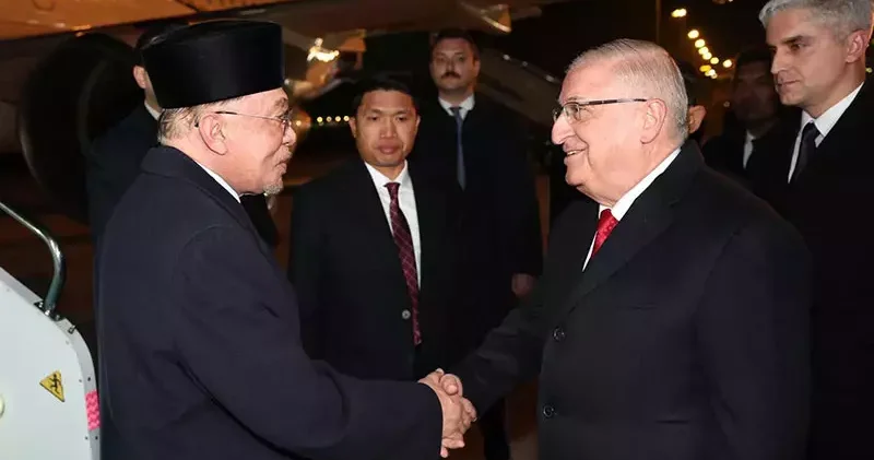 Bakan Güler, Malezya Başbakanı İbrahim i karşıladı