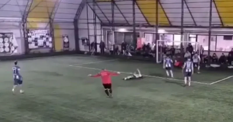 Halı sahada dili boğazına kaçan futbolcuyu maçın hakemi kurtardı