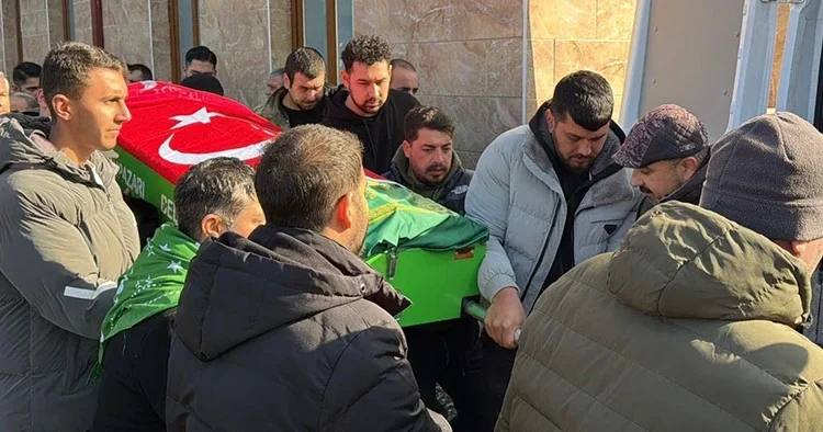 Türkiye nin konuştuğu kaza: Yarışırken 3 kişinin ölümüne neden oldu! 21 yaşındaki Eray gözyaşları içinde son yolculuğuna uğurlandı