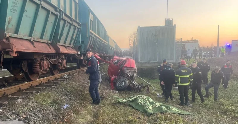 Yük treninin çarptığı otomobilin sürücüsü öldü Sözcü Gazetesi
