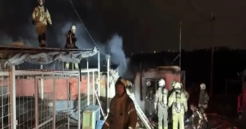 Sultangazi’de yangın paniği: İki dükkan aynı anda yandı