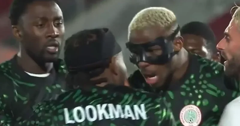 Zor ayırdılar! Osimhen ile Lookman birbirine girdi