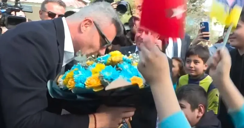 Sadettin Saran ı bir anda karşılarında görünce çılgına döndüler: Çocuklar çığlık çığlığa üzerine koştu