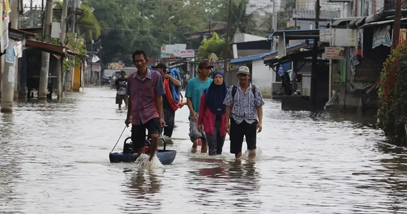 Endonezya da şiddetli yağışların neden olduğu sellerde 16 kişi öldü