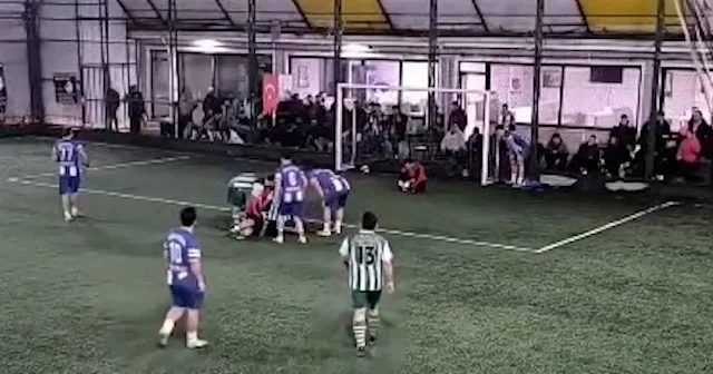 Halı sahada yürekleri ağza getiren anlar: Hakemin müdahalesi ölümden kurtardı VİDEO İZLE