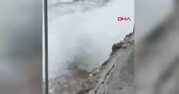 Kadıköy de denize girmek isteyenler dev dalgaların azizliğine uğradı