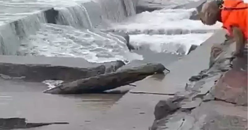 Korku filmi gibi! Lodos uyarısını hiçe sayan yüzücüleri dev dalgalar vurdu